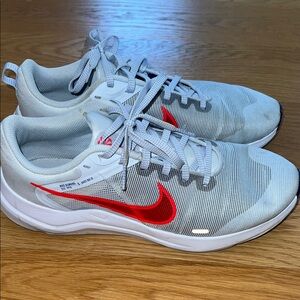 Nike Men’s Light Gray Athletic Shoes with Red Swoosh